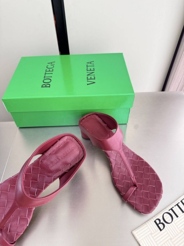 Livia Zehenstegsandalen Claret