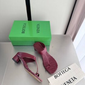 Livia Zehenstegsandalen Claret