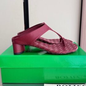 Livia Zehenstegsandalen Claret