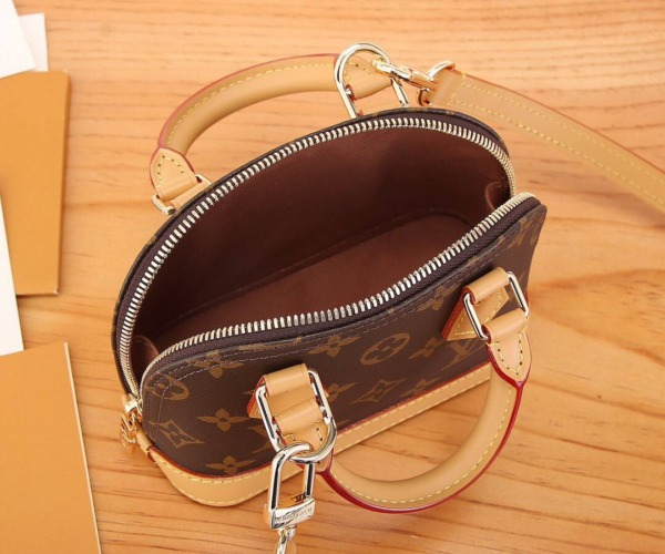 Nano Alma aus Monogram Canvas 18 cm