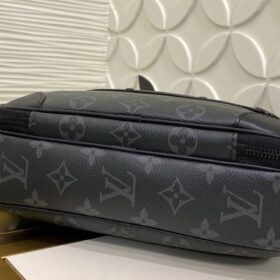 Alpha Messenger Monogram Schwarz 24 cm