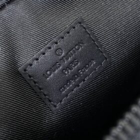 Alpha Messenger Monogram Schwarz 24 cm
