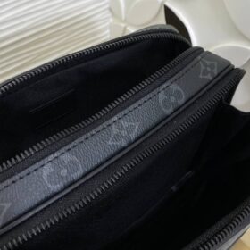 Alpha Messenger Monogram Schwarz 24 cm