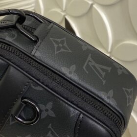 Alpha Messenger Monogram Schwarz 24 cm