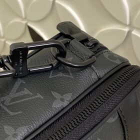 Alpha Messenger Monogram Schwarz 24 cm