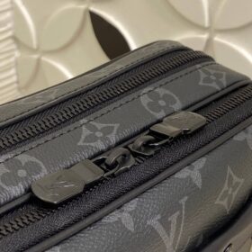 Alpha Messenger Monogram Schwarz 24 cm