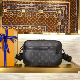 Alpha Messenger Monogram Schwarz 24 cm