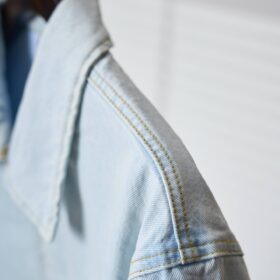 Blouson im Workwear-Stil aus Denim mit gestickter Signatur