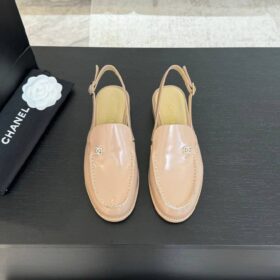 Beige Sandalen mit niedrigem Absatz und Fersenriemen