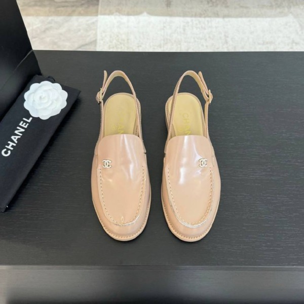 Beige Sandalen mit niedrigem Absatz und Fersenriemen