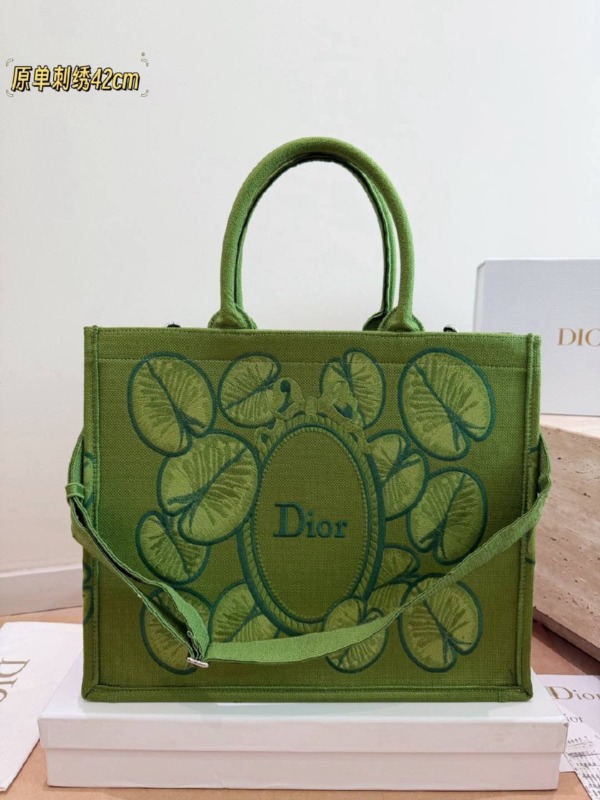 Medium Book Tote mit Riemen – Grün, Dior Water Lily Stickerei 42 cm