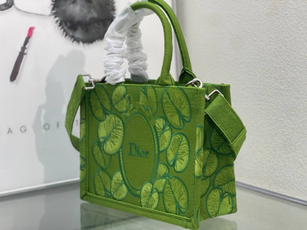 Book Tote mit Riemen – Grün, Dior Water Lily Stickerei 36 cm