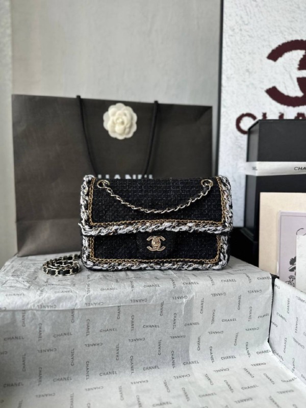Kleine klassische Tasche aus Tweed und Goldmetall 23 cm