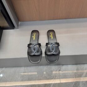Schwarze Mules aus Lammleder