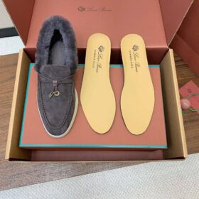 Graue Wildlederslipper mit Pelzbesatz