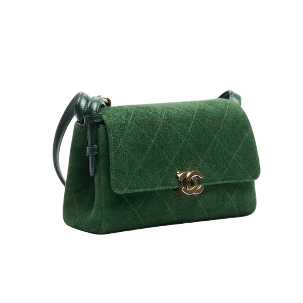 Kleine Flap Bag / Veloursleder mit goldfarbenen Metallbeschlägen 22cm