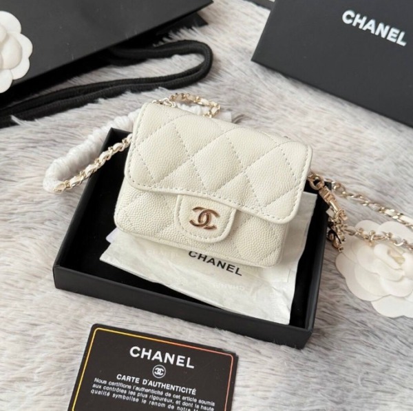 Weiße gesteppte Mini-Tasche 10 cm