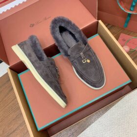 Graue Wildlederslipper mit Pelzbesatz