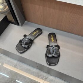 Schwarze Mules aus Lammleder