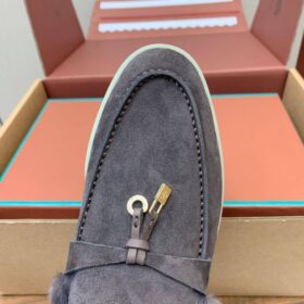 Graue Wildlederslipper mit Pelzbesatz