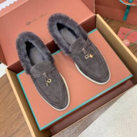 Graue Wildlederslipper mit Pelzbesatz
