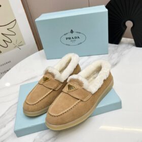 Loafer aus Wildleder und Lammfell