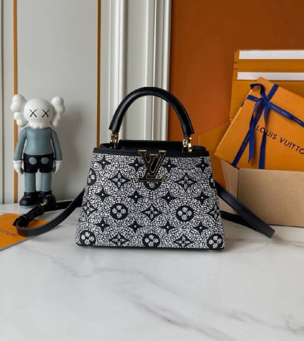 Capucines Satin und Kristalle Schwarz 27cm