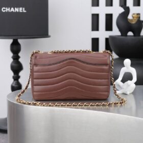 Flap Patinated Lambskin Dunkelbraun/Gold 25,5 cm