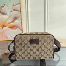 Monogramm-Gürteltasche, dunkelbraun 21.5 cm