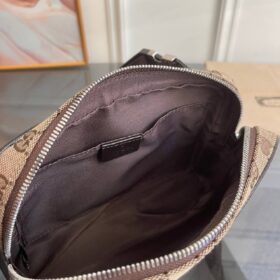 Monogramm-Gürteltasche, dunkelbraun 21.5 cm