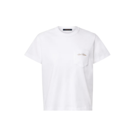 T-Shirt mit Signatur auf der Tasche