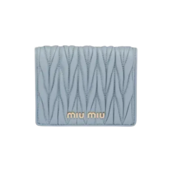Kleine Matelasse-Geldbörse aus Nappa-Leder mit goldfarbenen Beschlägen, Hellblau 11.2 cm