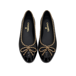 25B Klassische Ballerina-Pumps mit goldfarbener Kettenverzierung