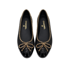 25B Klassische Ballerina-Pumps mit goldfarbener Kettenverzierung