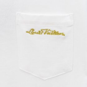 T-Shirt mit Signatur auf der Tasche