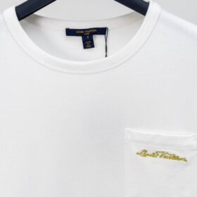 T-Shirt mit Signatur auf der Tasche