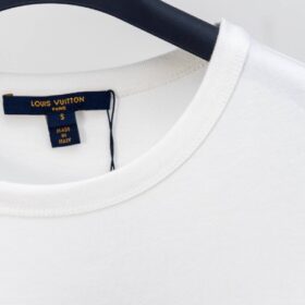 T-Shirt mit Signatur auf der Tasche