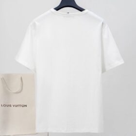 T-Shirt mit Signatur auf der Tasche