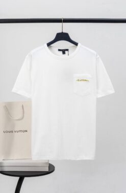 T-Shirt mit Signatur auf der Tasche