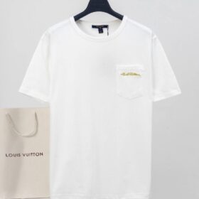 T-Shirt mit Signatur auf der Tasche