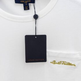 T-Shirt mit Signatur auf der Tasche