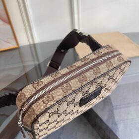 Monogramm-Gürteltasche, dunkelbraun 21.5 cm