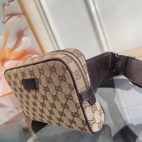 Monogramm-Gürteltasche, dunkelbraun 21.5 cm