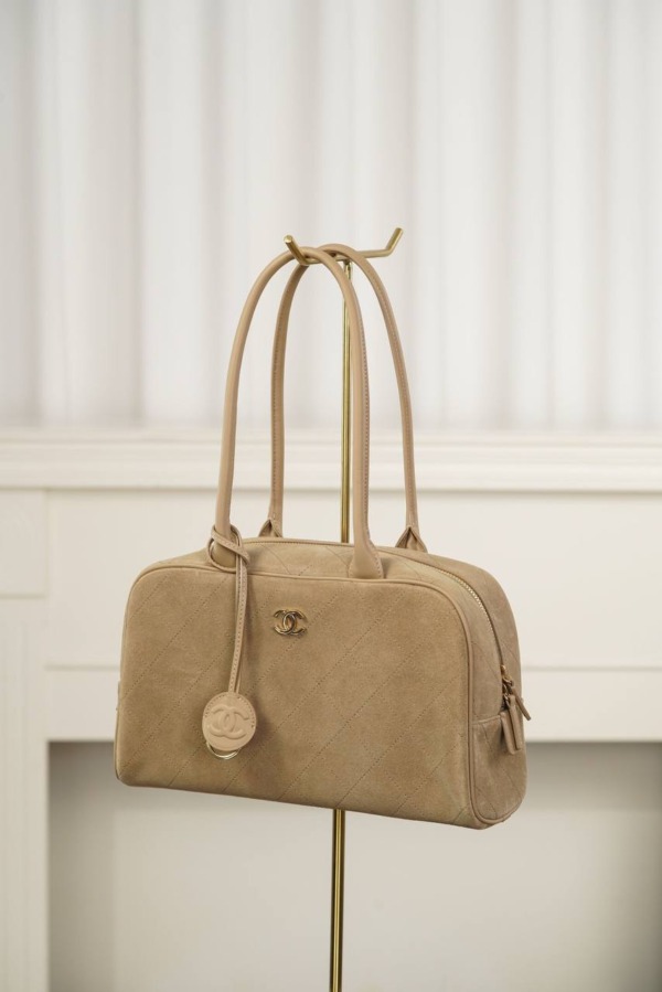 Bowling-Tasche aus Wildleder/Dunkelbeige 30 cm