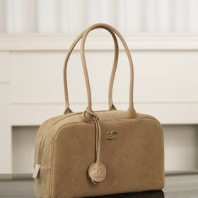 Bowling-Tasche aus Wildleder/Dunkelbeige 30 cm