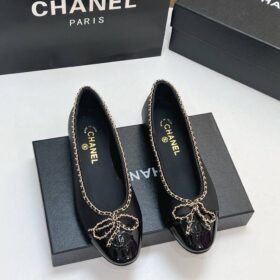 25B Klassische Ballerina-Pumps mit goldfarbener Kettenverzierung
