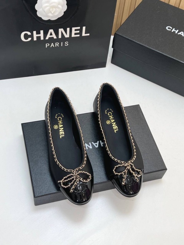 25B Klassische Ballerina-Pumps mit goldfarbener Kettenverzierung