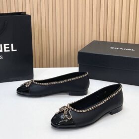 25B Klassische Ballerina-Pumps mit goldfarbener Kettenverzierung