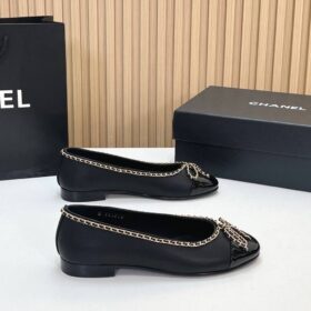25B Klassische Ballerina-Pumps mit goldfarbener Kettenverzierung