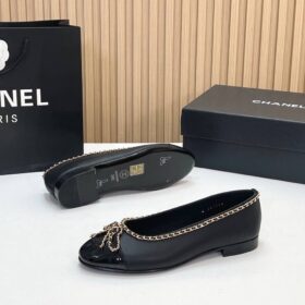 25B Klassische Ballerina-Pumps mit goldfarbener Kettenverzierung